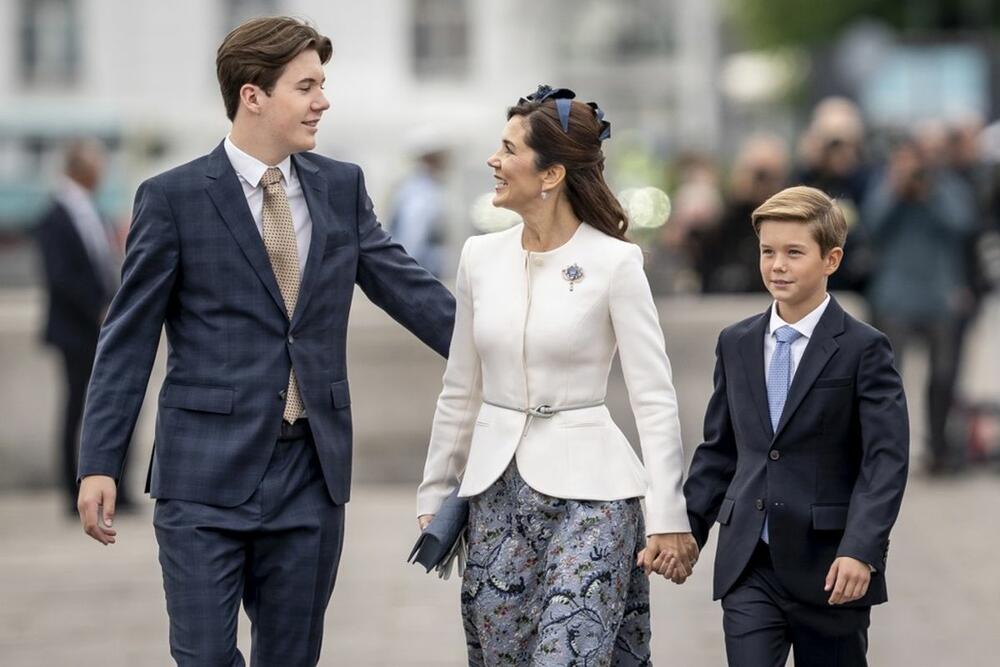 Princ Kristijan s majkom i bratom
