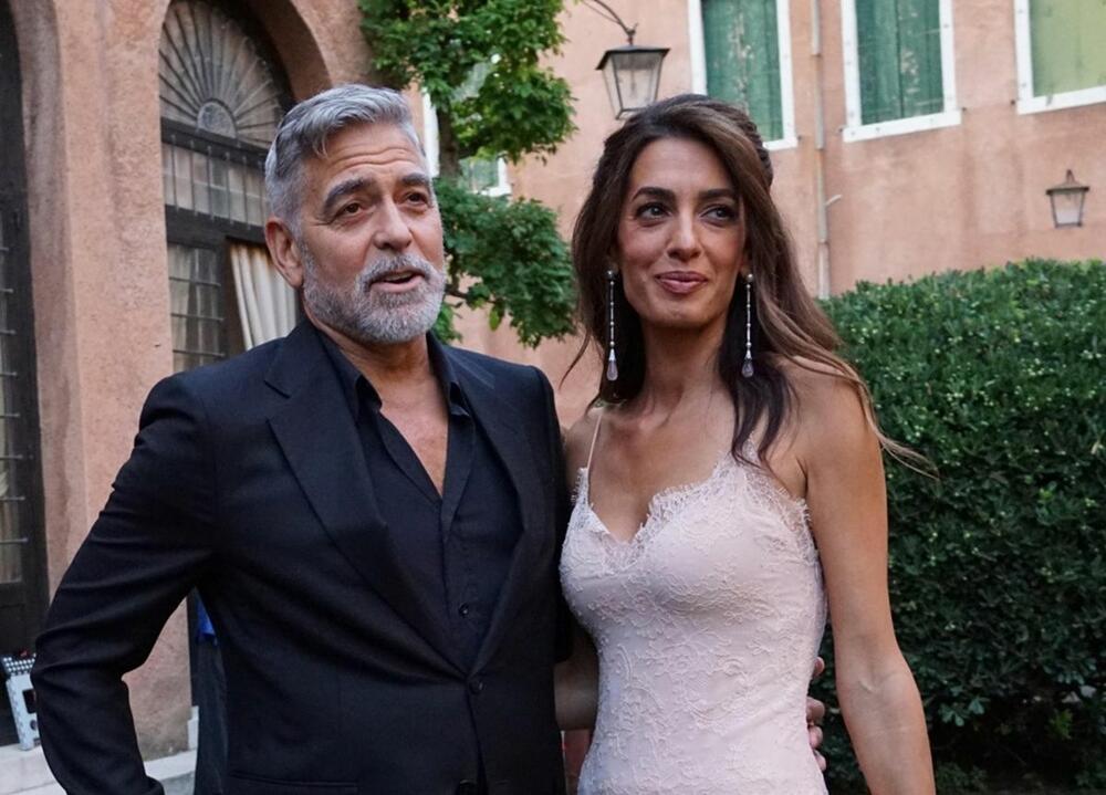 <p>Amal Kluni stigla je pred sam početak Mostre sa suprugom u Veneciju, pa pokazala nenadmašan stil</p>