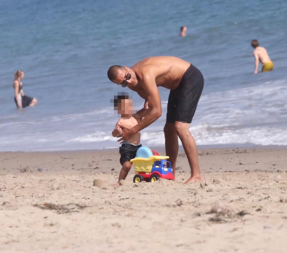 Visam Al Mana sa sinom na plaži 