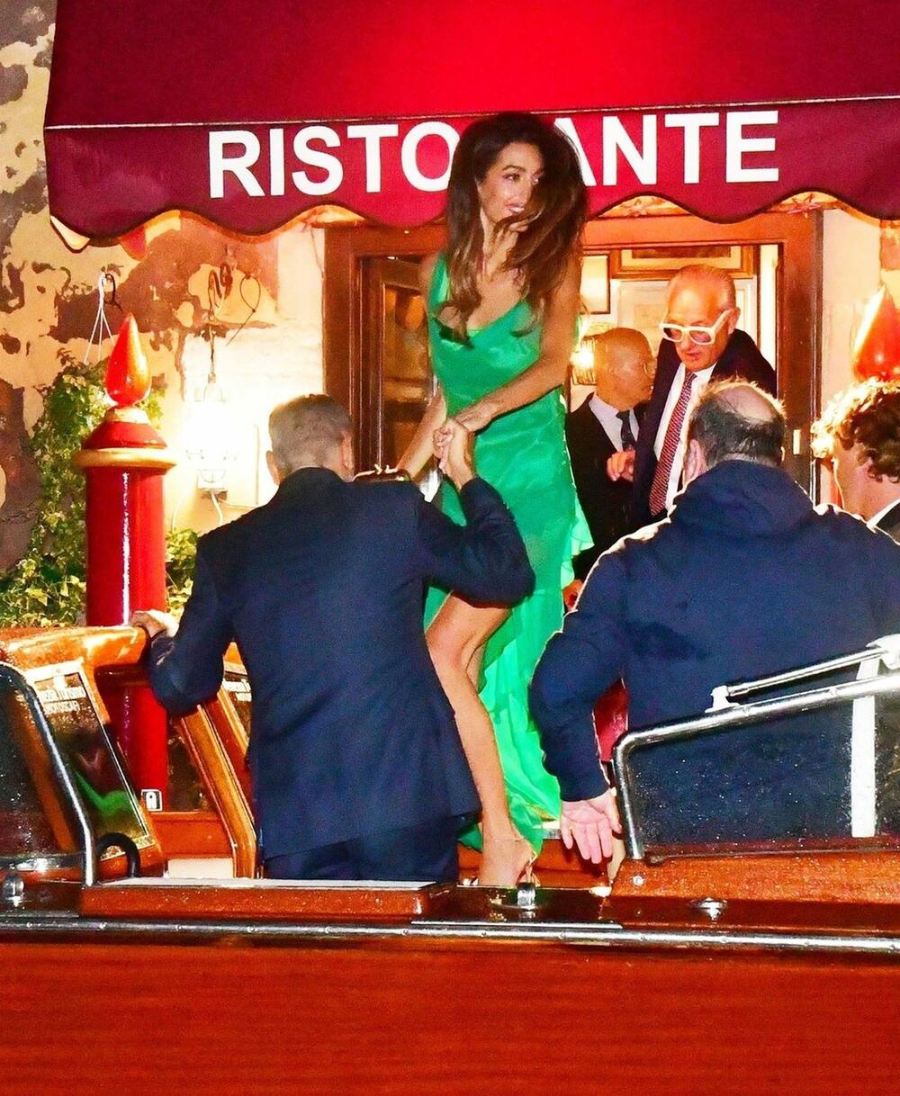 amal kluni u smaragdnoj haljini u izlasku s mužem