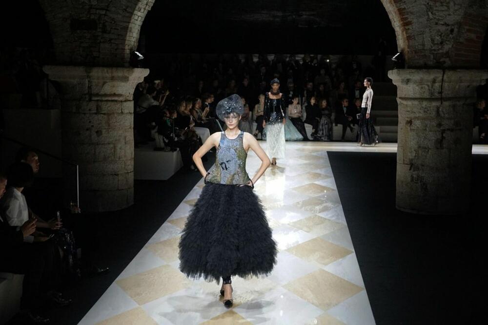 Houte couture revija modne kuće Armani tokom 80. Filmskog festivala u Veneciji