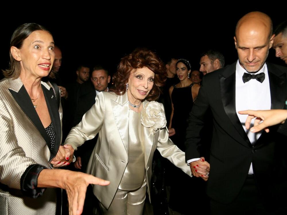 sofija loren na haute couture reviji modne kuće Armani tokom 80. Filmskog festivala u Veneciji