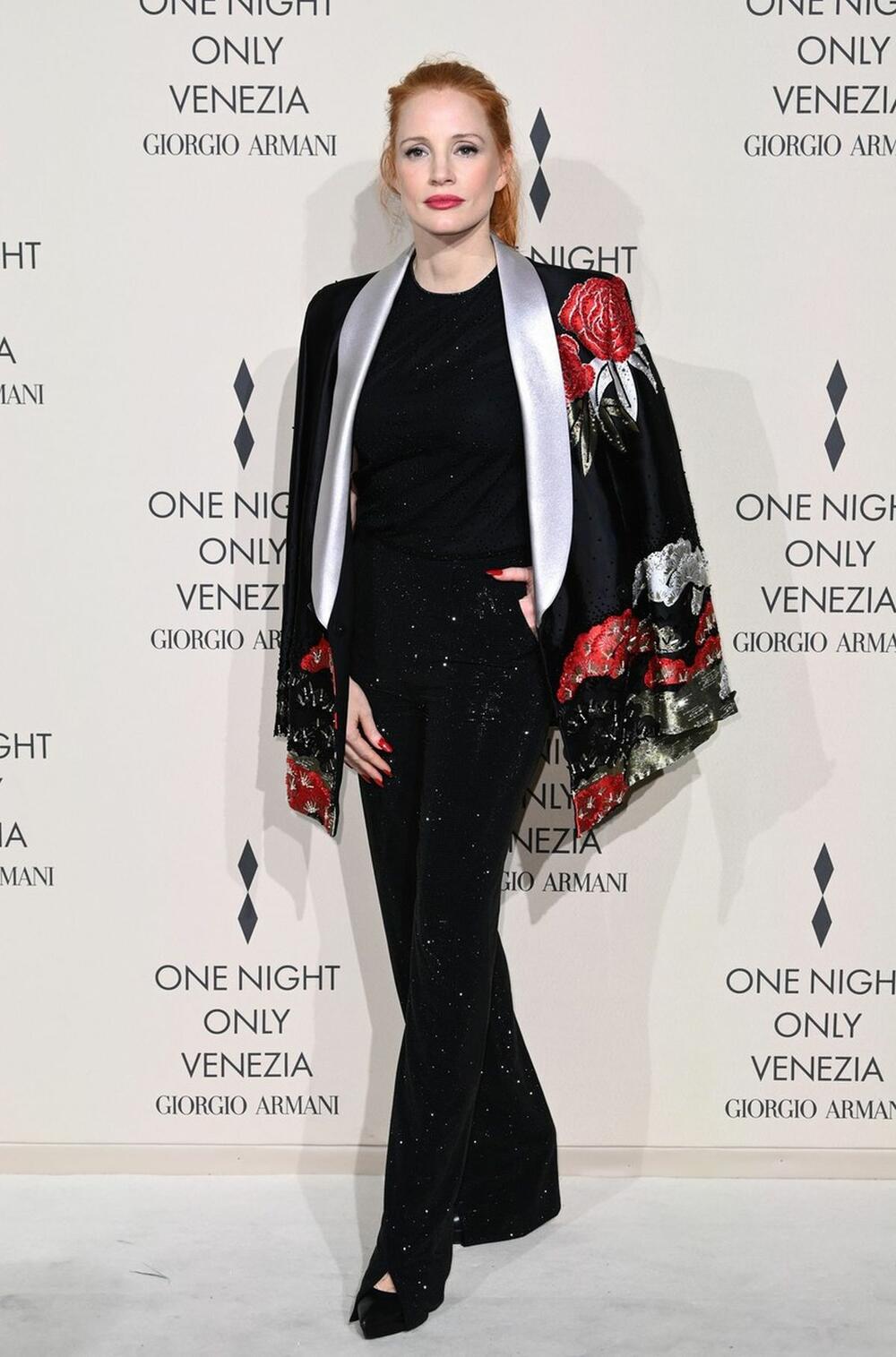 Džesika Čestejn  na haute couture reviji modne kuće Armani tokom 80. Filmskog festivala u Veneciji