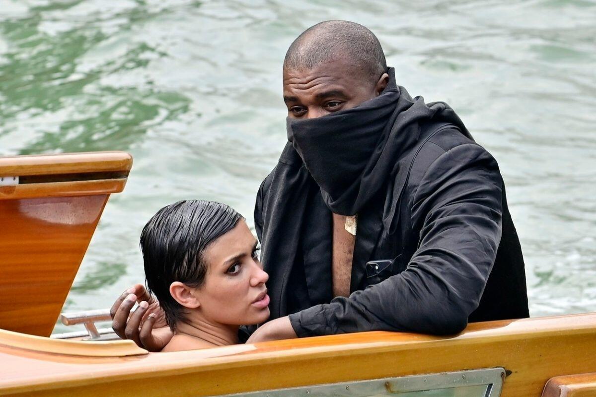 Perché Kanye West e sua moglie sono nudi e scalzi in Italia?