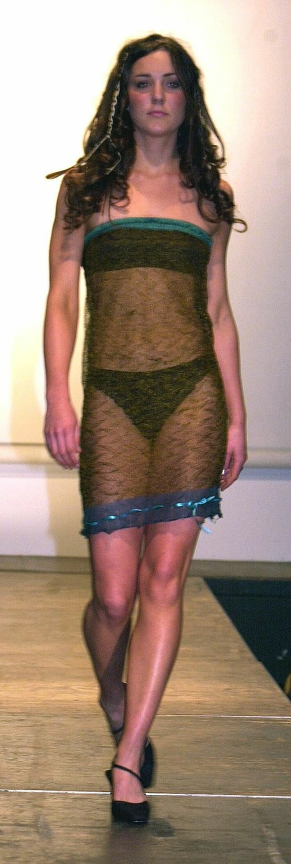Kejt Midlton u prozirnoj haljini dizajnerke Šarlot Tod, na humanitarnoj modnoj reviji na Univerzitetu Sent Endruz 2002. godine
