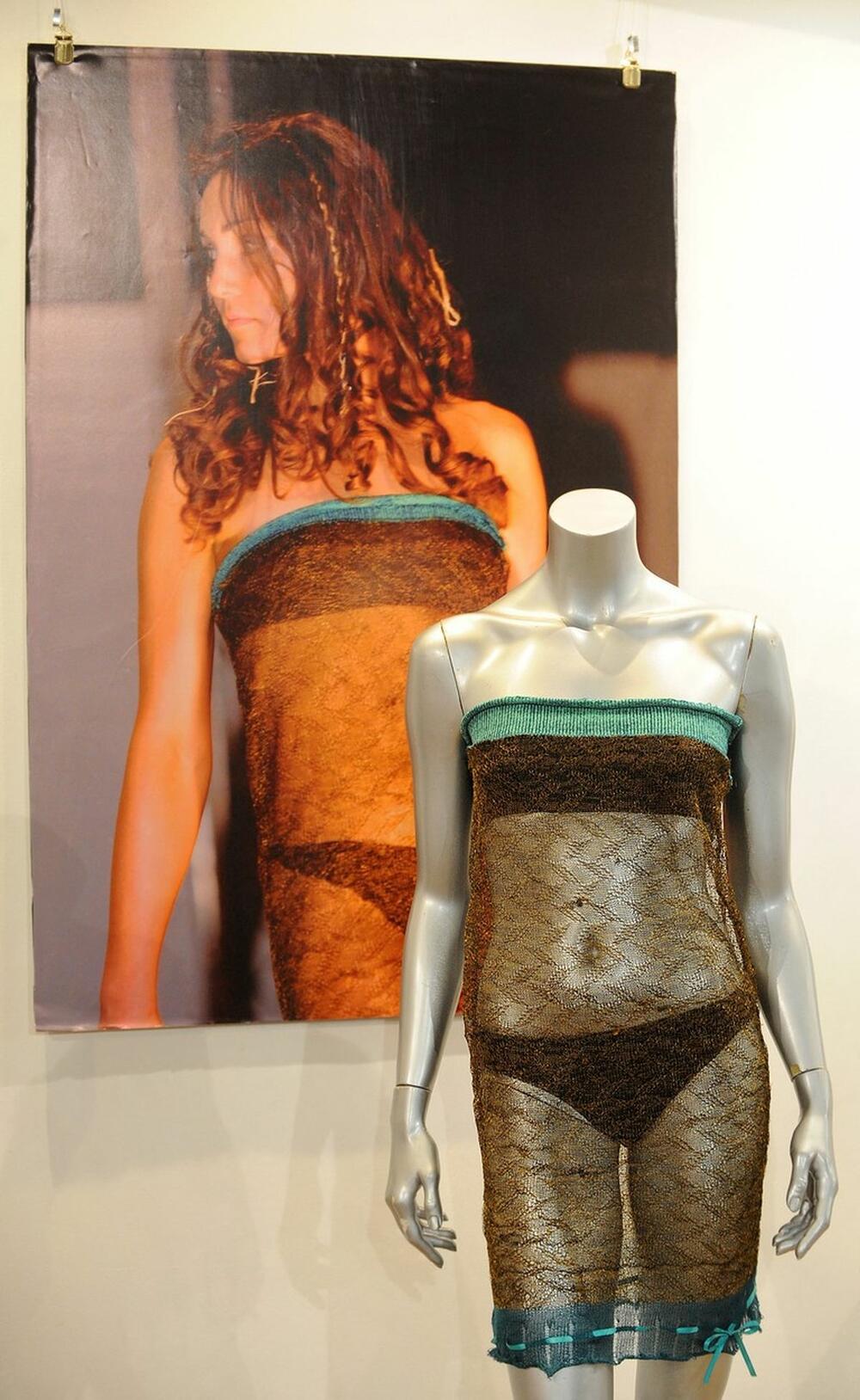 Providna haljina dizajnerke Šarlot Tod koju je Kejt Midlton nosila na humanitarnoj modnoj reviji na Univerzitetu Sent Endruz 2002. godine