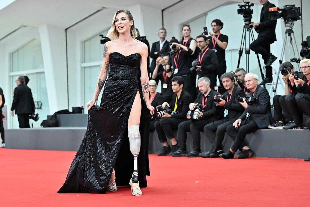Nina Rima na crvenom tepihu u na Filmskom festivalu u Veneciji