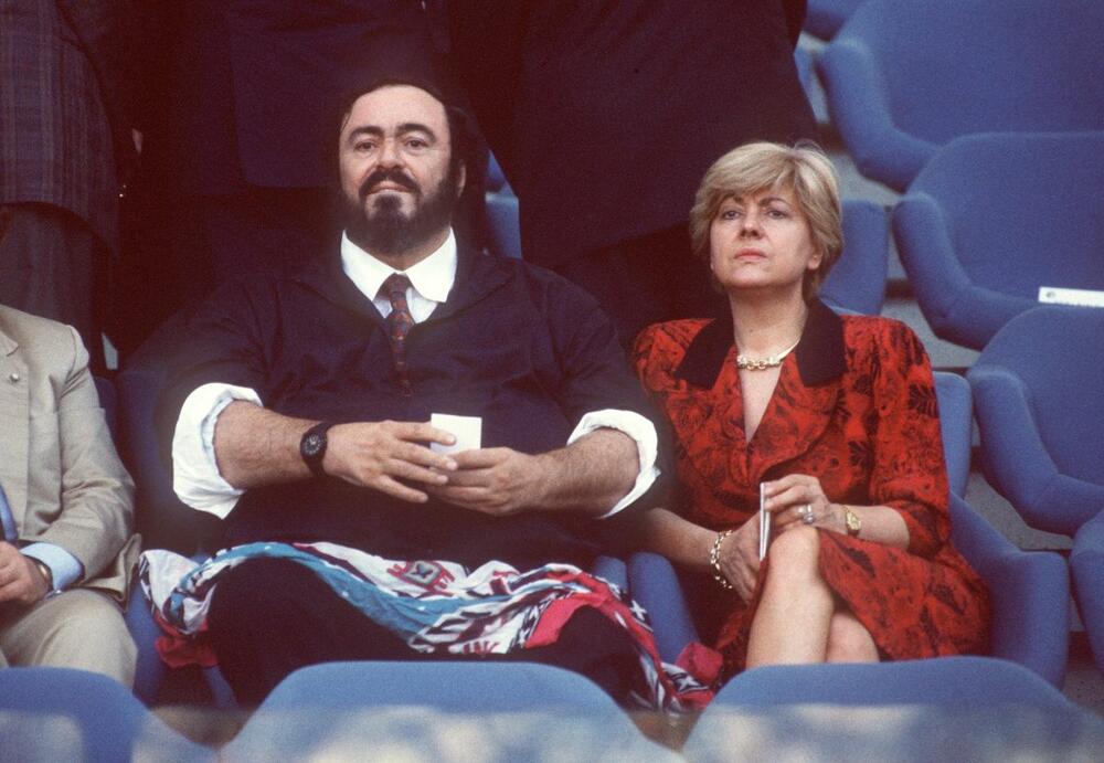 Lučano Pavaroti sa suprugom Aduom na jednoj utakmici
