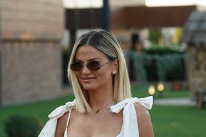 Milica Pavlović zna kako u jednostavnoj haljini izgledati kao milion dolara! 5 saveta za stilizovanje letnjeg izdanja