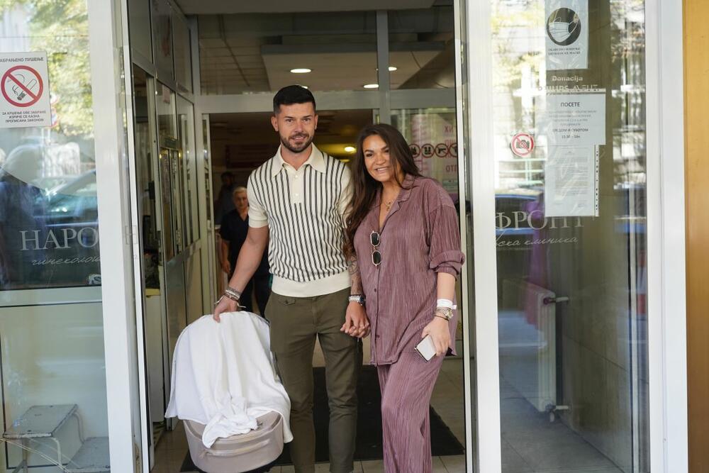 Tamara Milutinović izašla iz porodilišta s bebom Emili, u pratnji supruga Darka Jevtića