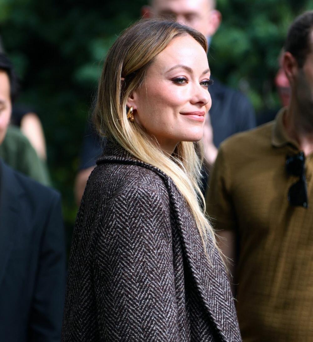 Glumica i rediteljka Olivija Vajld u kombinaciji šortsa i kaputa na reviji modne kuće Michael Kors na Nedelji mode u Njujorku u septembru 2023. godine