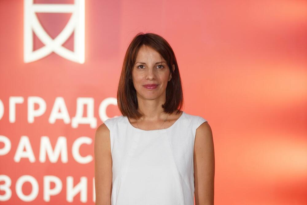 <p>Glumica Nada Macanković pojavila se na pres-konferenciji u nešto drugačijem izdanju od onih u kojima smo je do sada viđali</p>