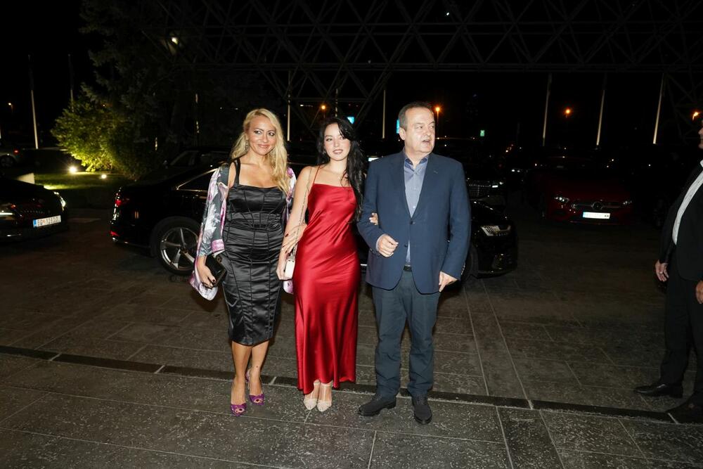 <p>Ivica Dačić došao je sa suprugom Sanjom i ćerkom Andreom na rođendan Ive Pejović, a one su očarale Beograd izdanjima</p>