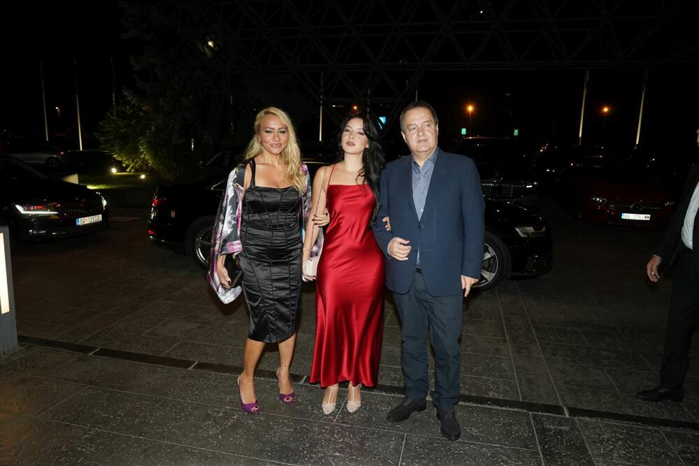 <p>Ivica Dačić došao je sa suprugom Sanjom i ćerkom Andreom na rođendan Ive Pejović, a one su očarale Beograd izdanjima</p>