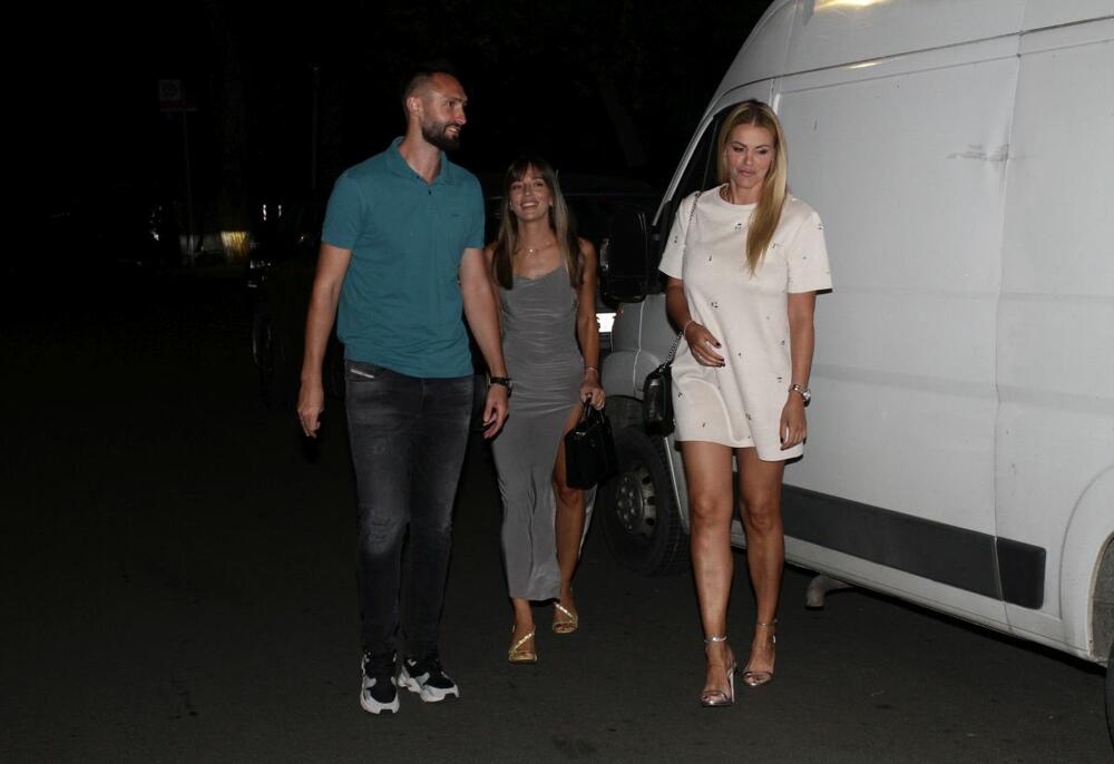 <p>Žene naših srebrnih košarkaša koji sijaju kao zlatni, ali i Jelena Đoković, očarale su Beograd kao pratnja svojih momaka</p>