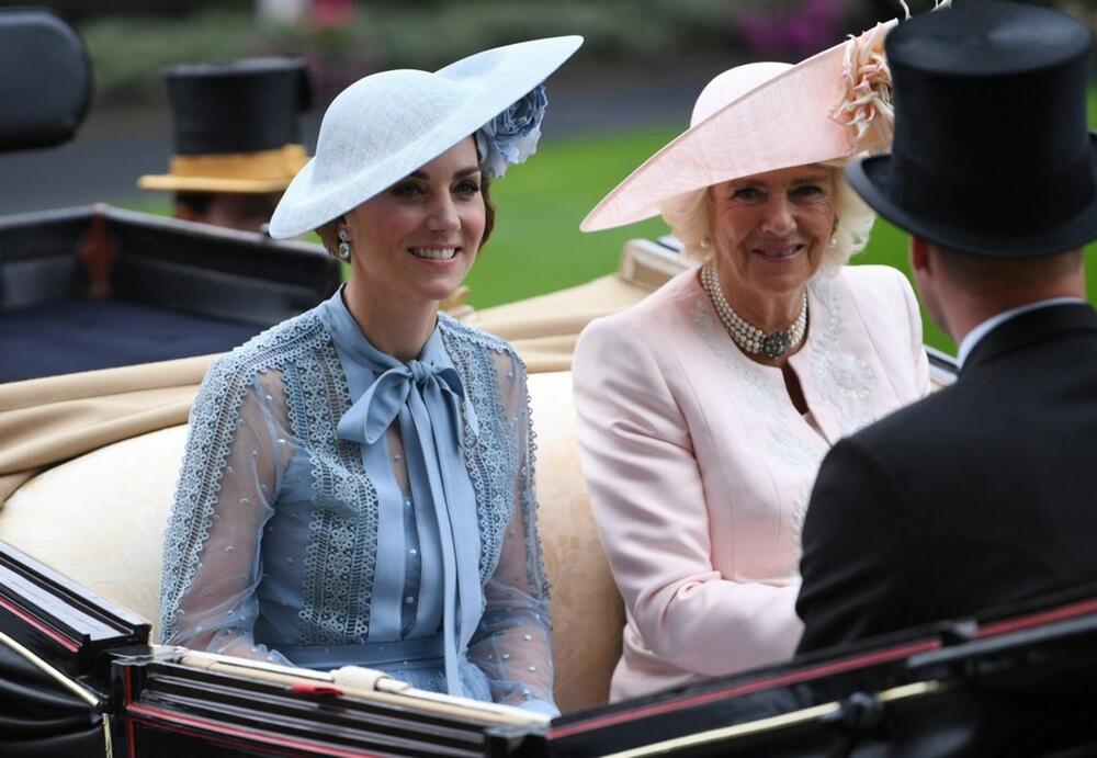 Kraljica Kamila i Kejt Midlton uvek deluju prisno