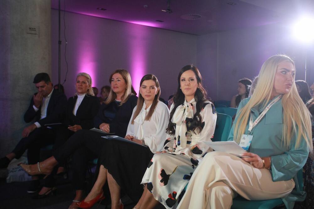 <p>Prva dama Srbije Tamara Vučić otputovala je u Egipat, a njena najnovija odevna kombinacija je definicija elegantnog.</p>
