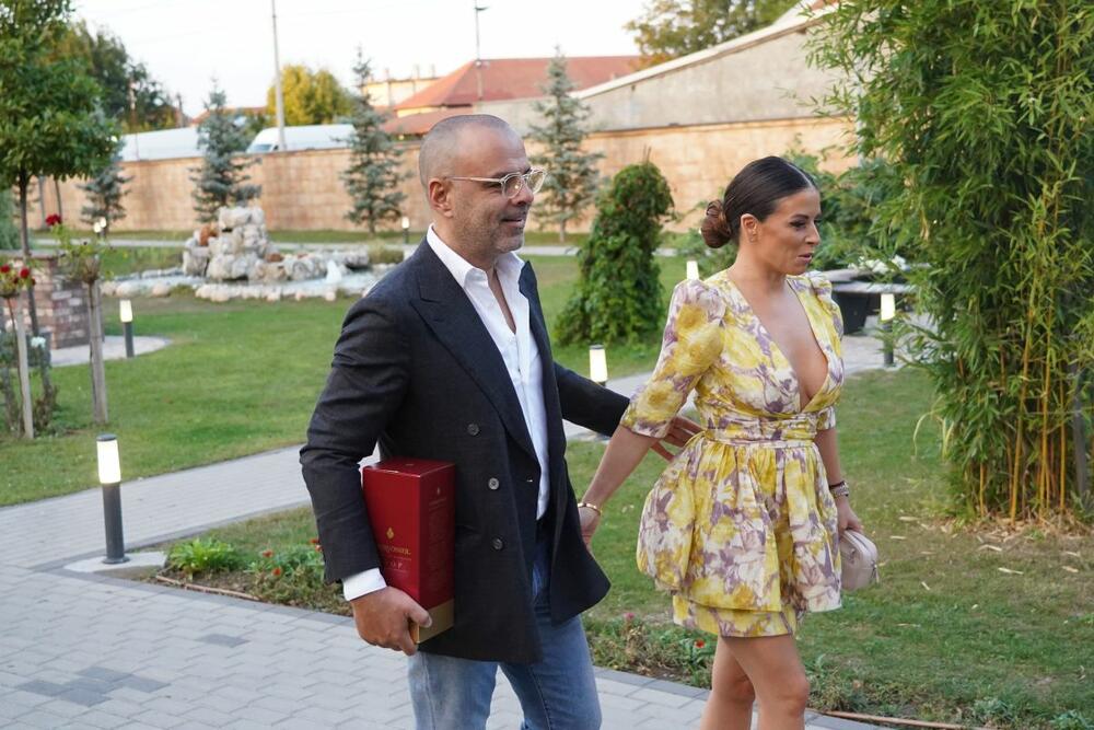 <p>Pevačica Ana Sević sa suprugom na proslavi prvog rođendana ćerke pevača Milana Mitrovića.</p>