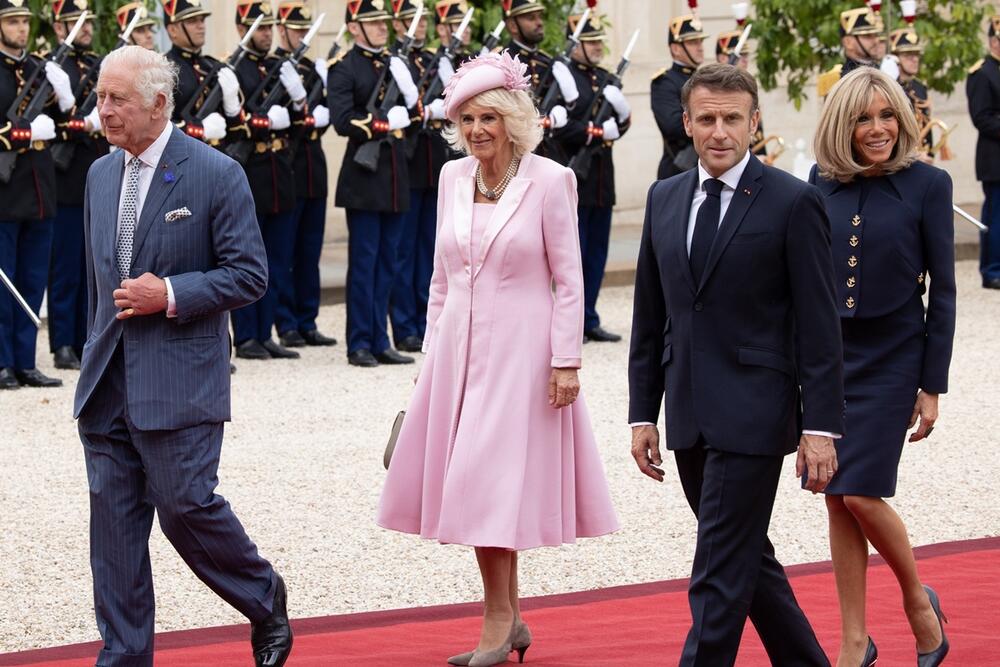 <p>U Parizu su se susreli francuski predsednik Emanuel Makron i britanski kralj Čarls. Susret je bio političke prirode, međutim stiče se utisak da je više onih koji pričaju o autfitima njihovih supruga nego o političkim temama.  </p>