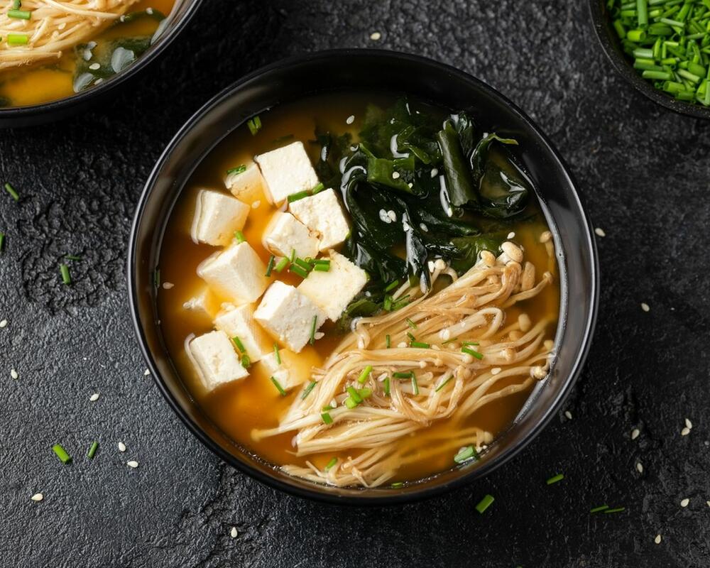 Miso supa sa morskom travom vrlo je popularna u azijskoj kuhinji i deo je popularne japanske dijete