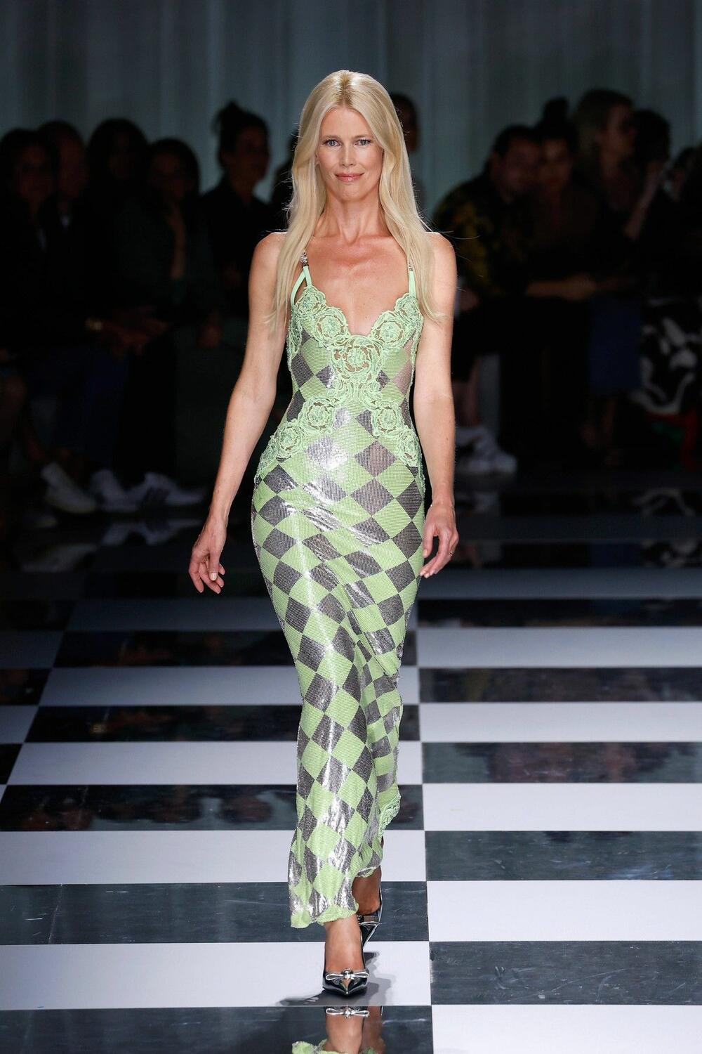 Klaudija Šifer zatvorila je reviju modne kuće Versace na nedelji mode u Milanu iako je odavno u penziji