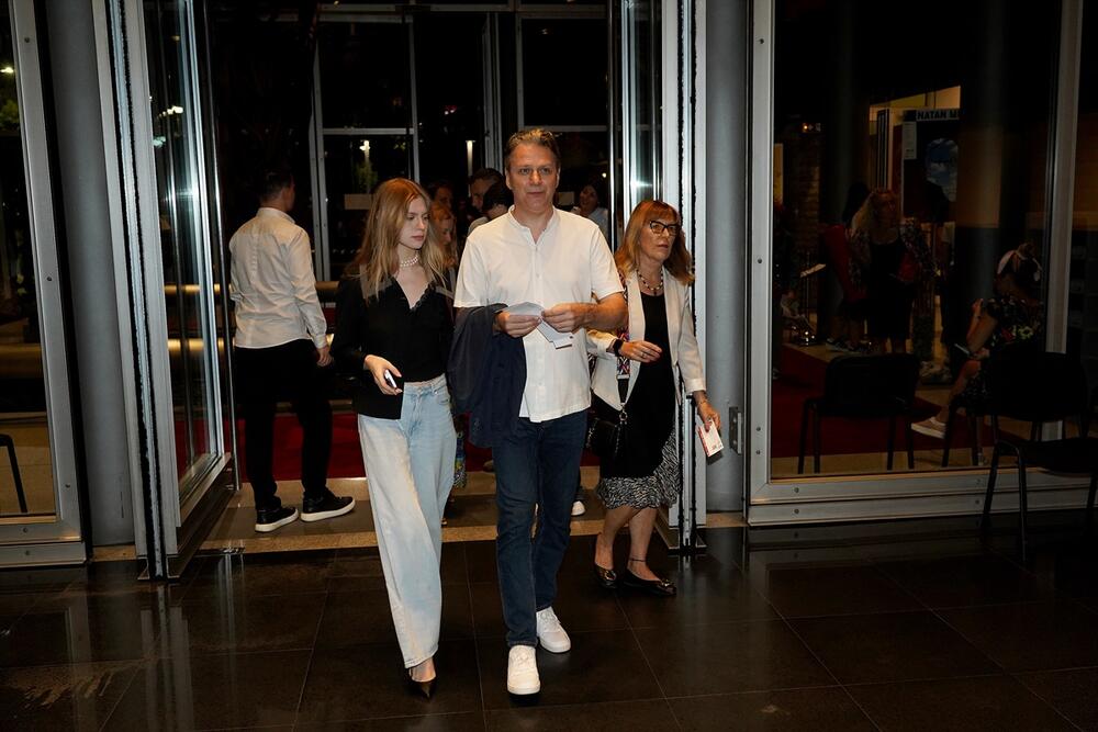 <p>Dragan Mićanović se na jednom prestoničkom događaju pojavio sa svojom mlađom ćerkom - lepom Lenom.  </p>