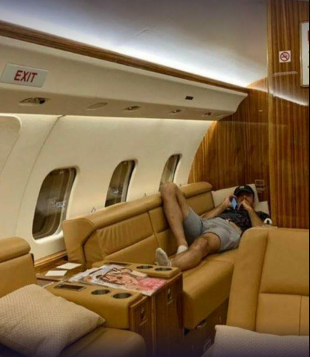 <p>Novak Đoković koristi poseban avion kada putuje. Za ovu letelicu se može reći da izgleda kao raskošno uređena kuća, samo u vazduhu: </p>