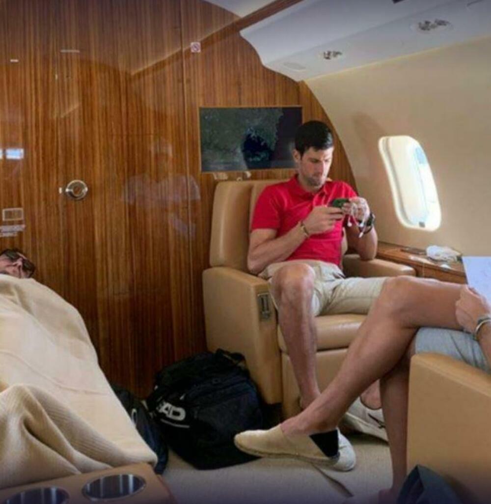 <p>Novak Đoković koristi poseban avion kada putuje. Za ovu letelicu se može reći da izgleda kao raskošno uređena kuća, samo u vazduhu: </p>