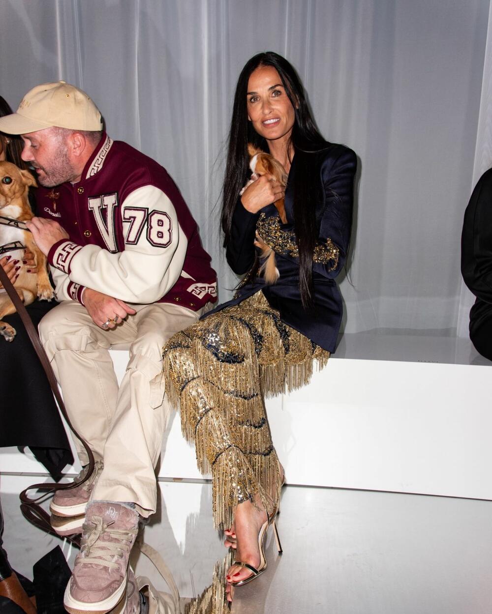 Kim Džouns i Demi Mur na modnoj reviji brenda Versace na Nedelji mode u Milanu
