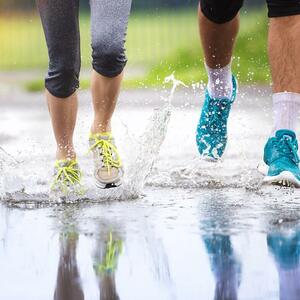 Kako spasiti mokru obuću nakon kiše? Ovi trikovi će pomoći da PATIKE i CIPELE izgledaju ponovo kao NOVE
