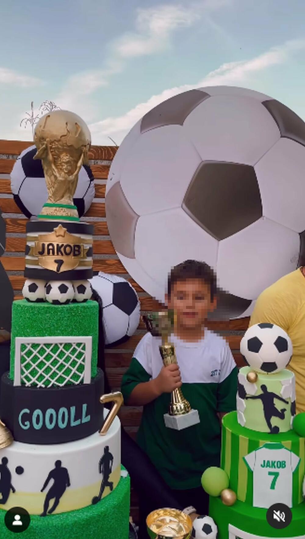 <p>Mali Jakov je pasionirani ljubitelj fudbala, pa je rođendanska žurka u znaku ovog sporta </p>