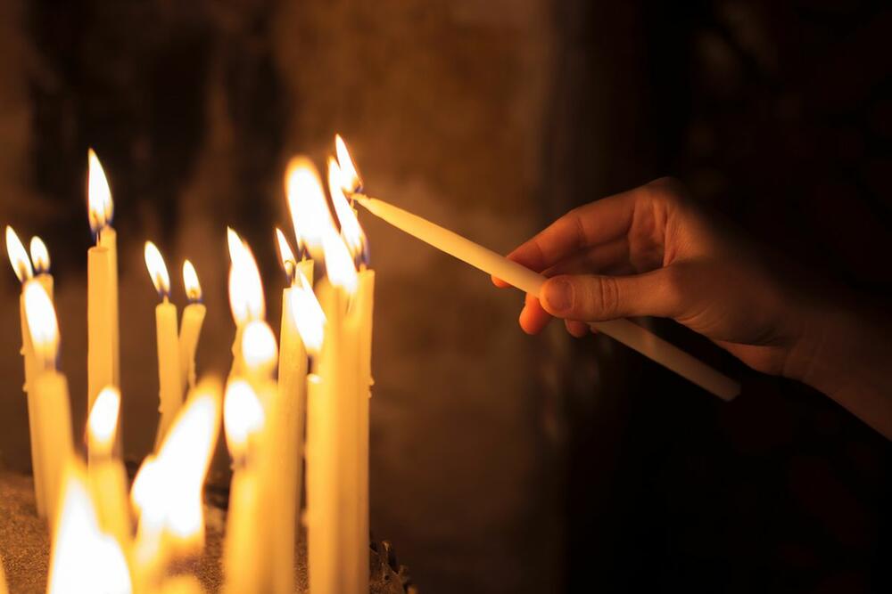 za svaki veliki praznik se veruje da 'valja' otići u crkvu i zapaliti sveću