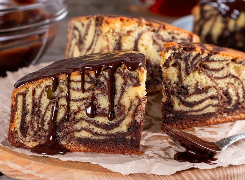 zebra kolač, poznat još i kao mramorni kolač, možete praviti i sa čokoladnom glazurom i bez nje