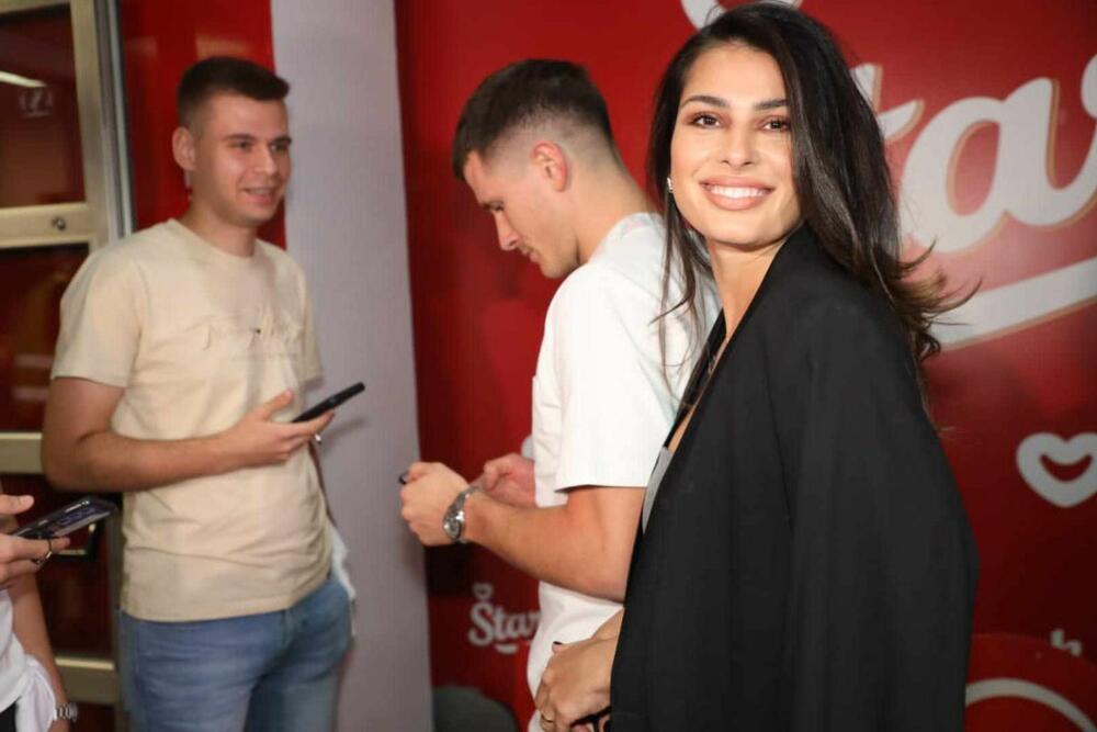 <p>Manekenka Mina Milutinović i njen suprug Nemanja Nedović zablistali su na koncertu Aleksandre Prijović.</p>