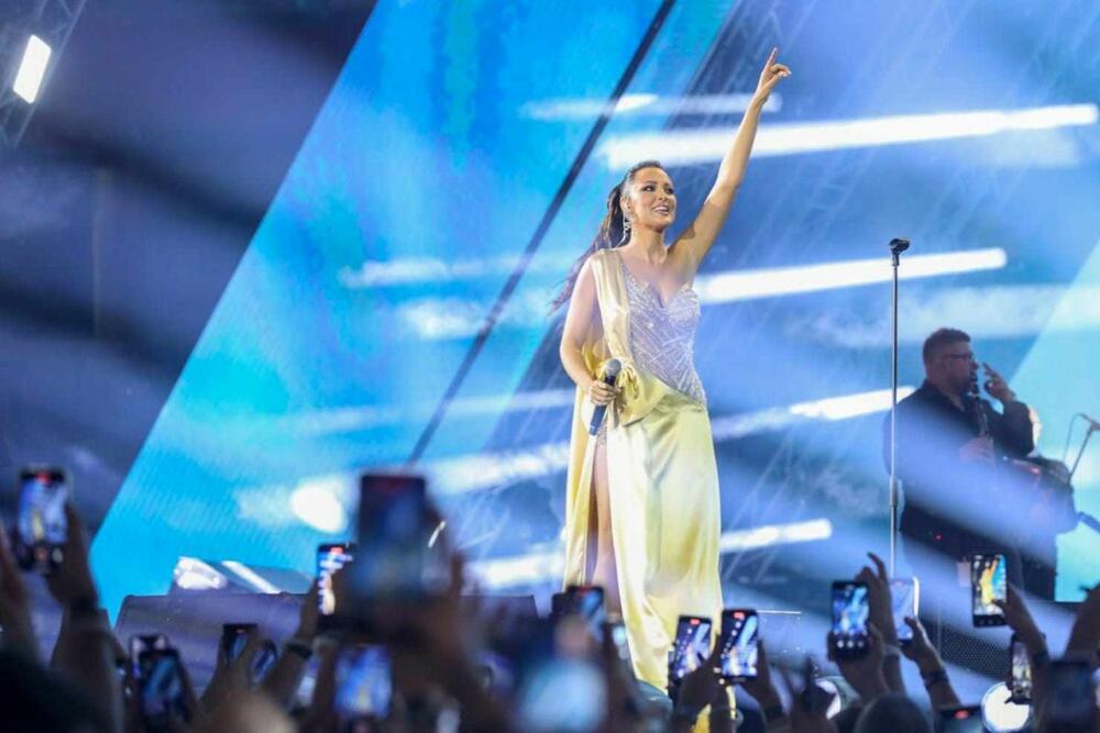 <p>Popularna pevačica uložila je desetine hiljada evra u modna izdanja za svoje koncerte u Beogradu, a ovaj neobični sako definitivno je komad koji obožavaju i svetske zvezde</p>