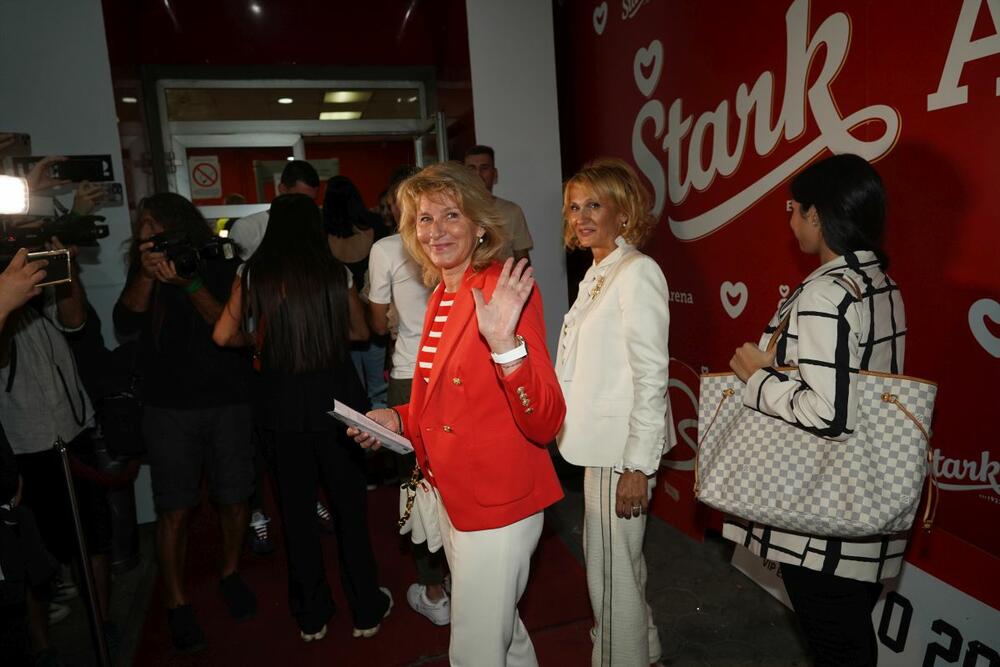 <p>Novakova majka oduševila je sve prisutne na koncertu koji je okupio poznate u Beogradu </p>