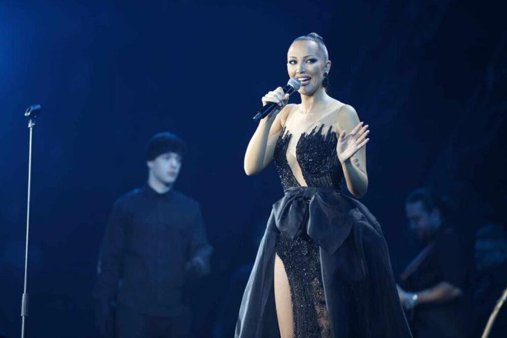<p>Aleksandra Prijović spektakularnom crnom haljinom očarala je Beograd po drugi put</p>