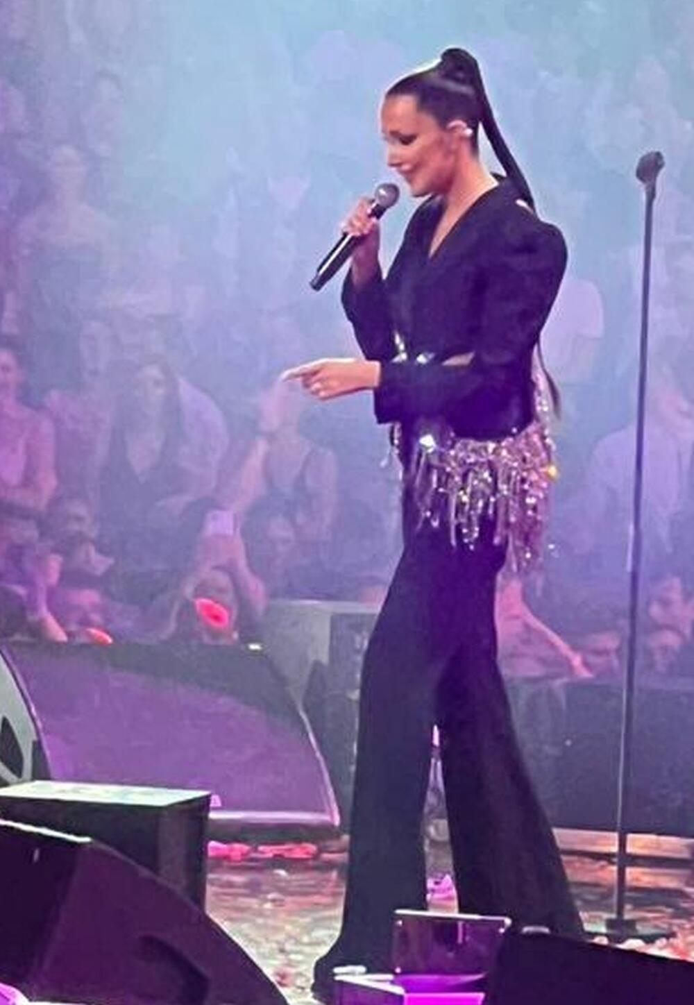 Aleksandra Prijović u sakou modne kuće Alexander McQueen na koncertu u Areni
