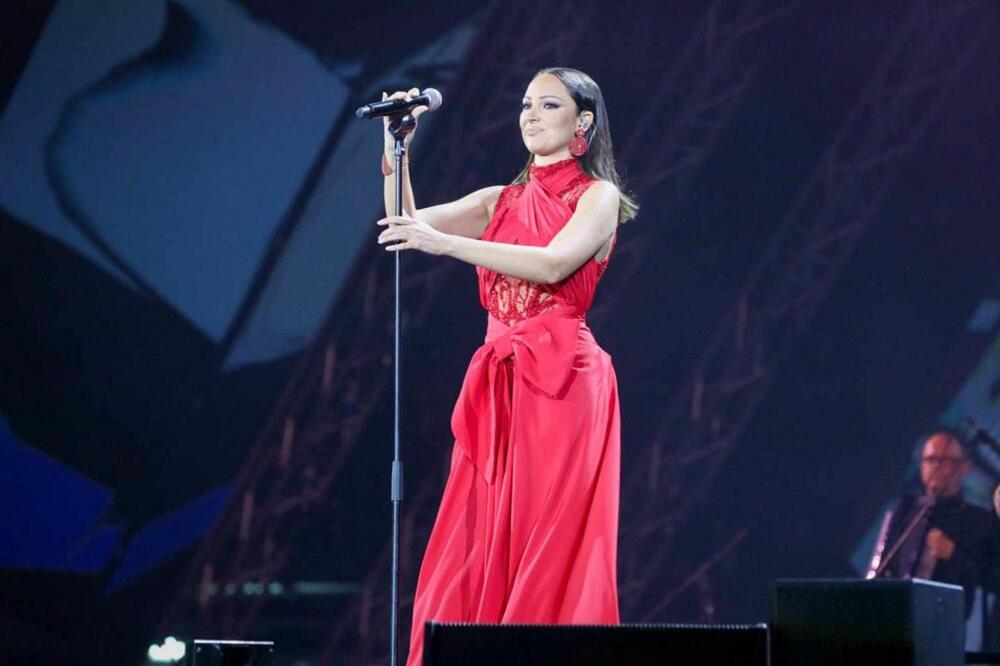 aleksandra prijović u crvenoj haljini na trećem koncertu u areni