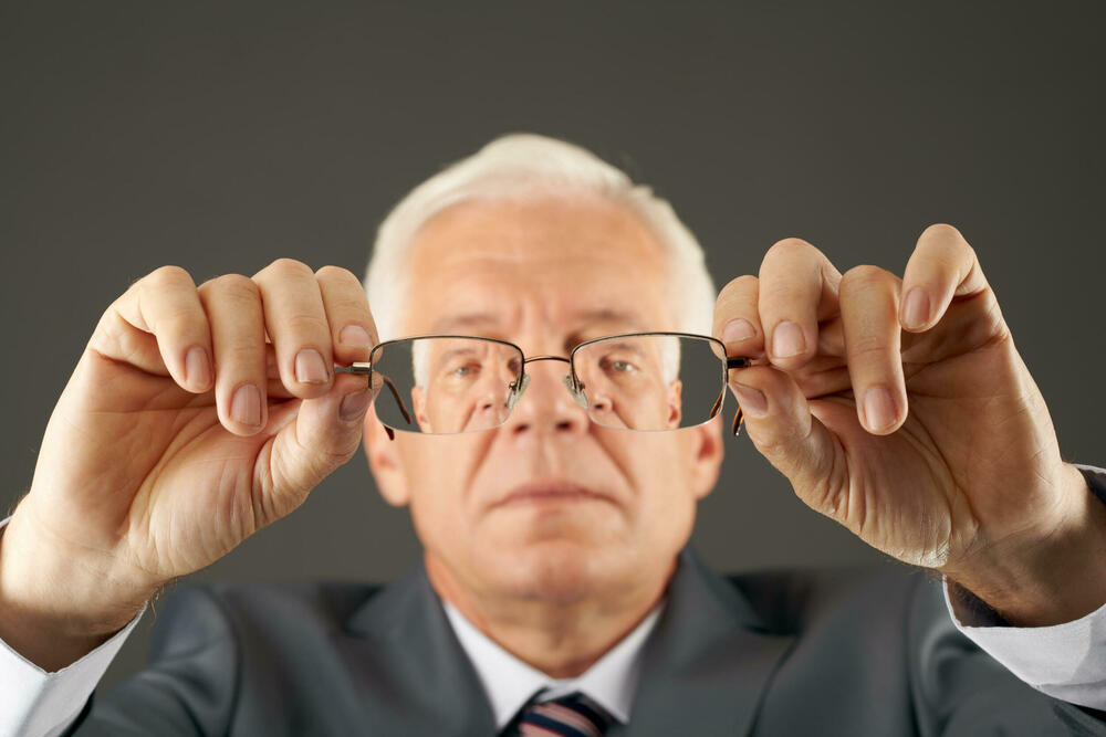Često potreba za novim naočarima može biti jedan od simptoma katarakte