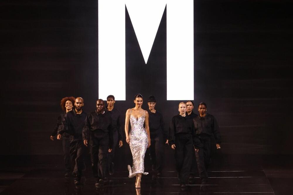 Kendal Džener je na reviji Le Défilé L’Oréal Paris nosila srebrnu haljinu koju potpisuje dizajner Ludovik de Sent Sernin