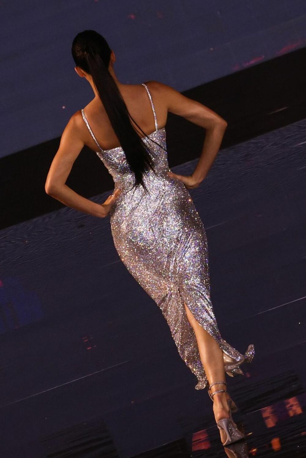 Kendal Džener je na reviji Le Défilé L’Oréal Paris nosila srebrnu haljinu koju potpisuje dizajner Ludovik de Sent Sernin
