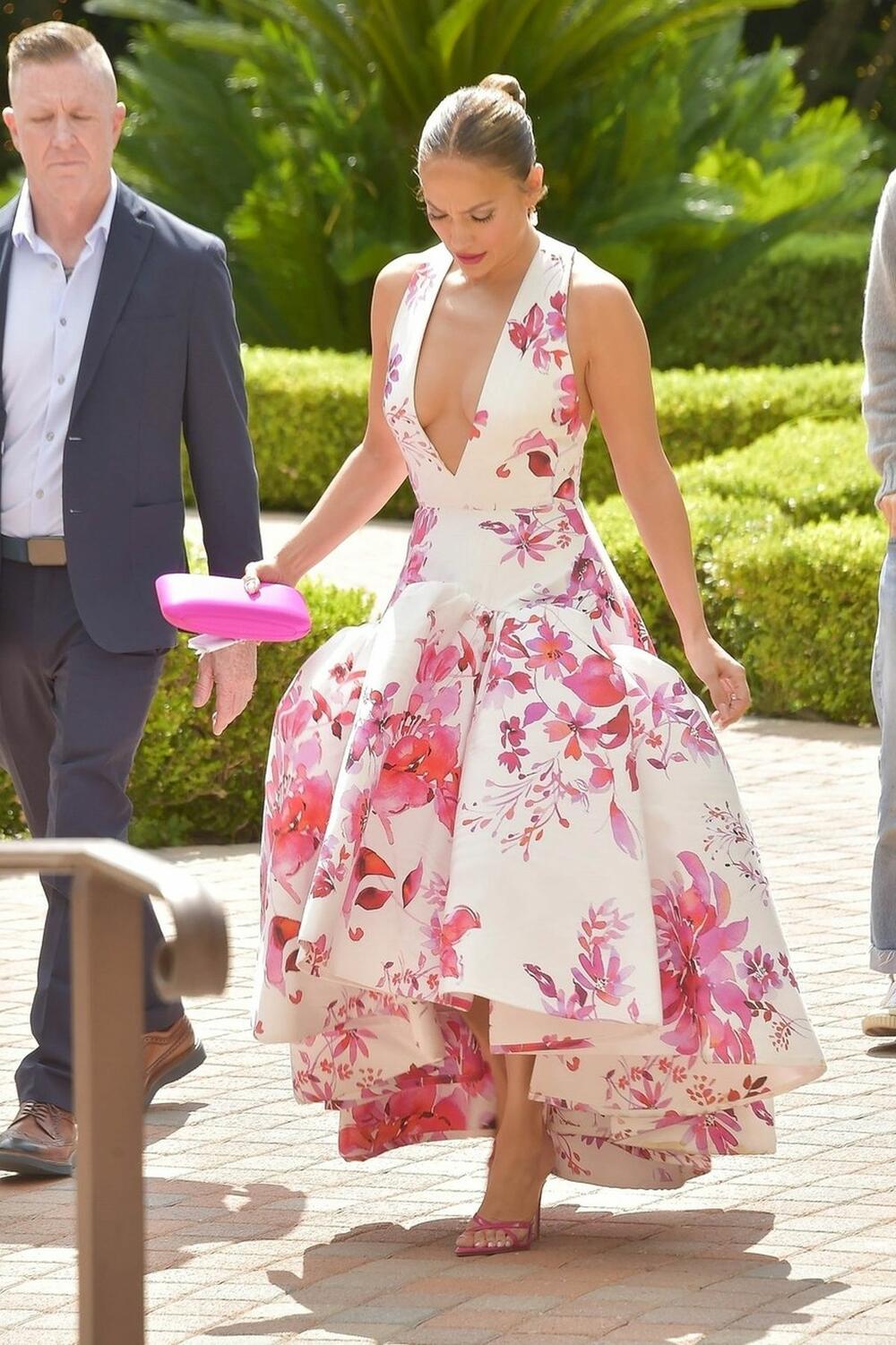 <p>Dženifer Lopez zablistala je u romantičnoj haljini sa cvetnim motivima na dodeli nagrada u Los Anđelesu.</p>