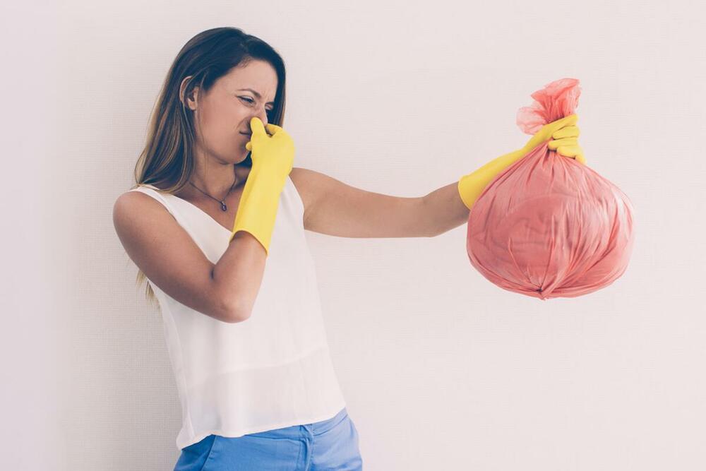 Kako ukloniti neprijatan miris iz kante za smeće?