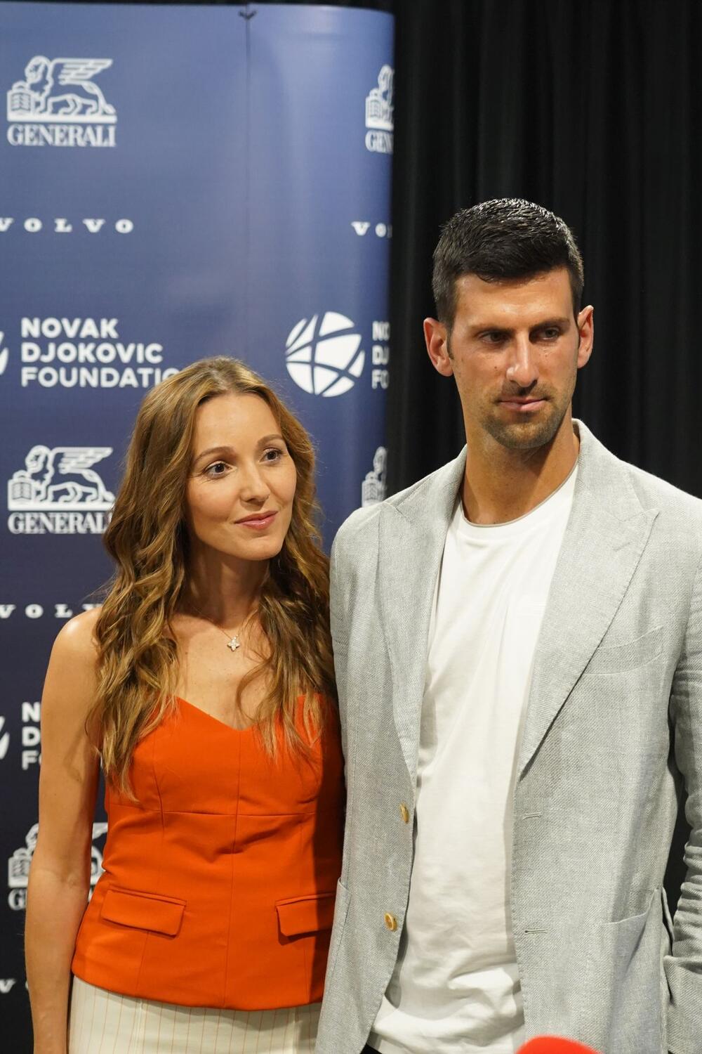 <p>Novak Đoković spojio eleganciju i sportsko odevanje i napravio bum na ulicama prestonice </p>