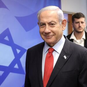 Ranjen je u ratu, optužen za korupciju, a ljubavnim skandalima – šokirao: Ovo je životna priča Benjamina Netanjahua