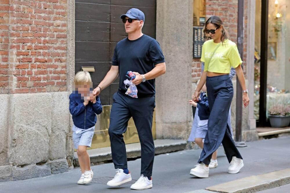 Ana Ivanović i Bastijan Švajnštajger sa sinovima Lukom i Leonom prošetali su ulicama Milana