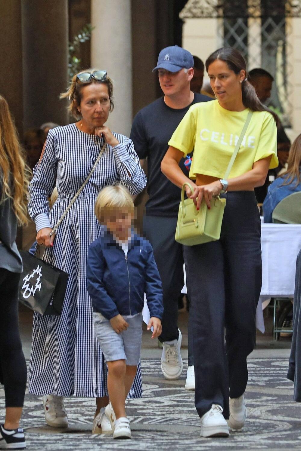 Ana Ivanović i Bastijan Švajnštajger sa sinovima Lukom i Leonom prošetali su ulicama Milana
