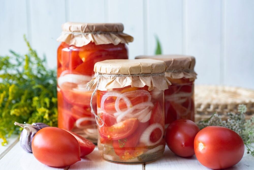 Dobro pritisnite paradajz da bi pustio svoj prirodni sok