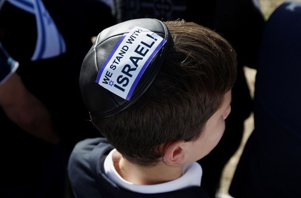 Dečak s jevrejskom kipom na glavu na skupu podrške Izraelu u Bukureštu